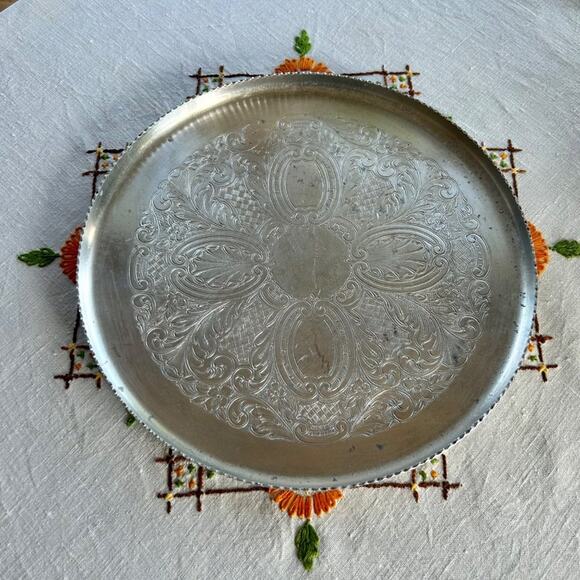 Vintage 1950s Pressed Aluminum Round Serving Tray with scalloped Edge - Picture 11 of 11